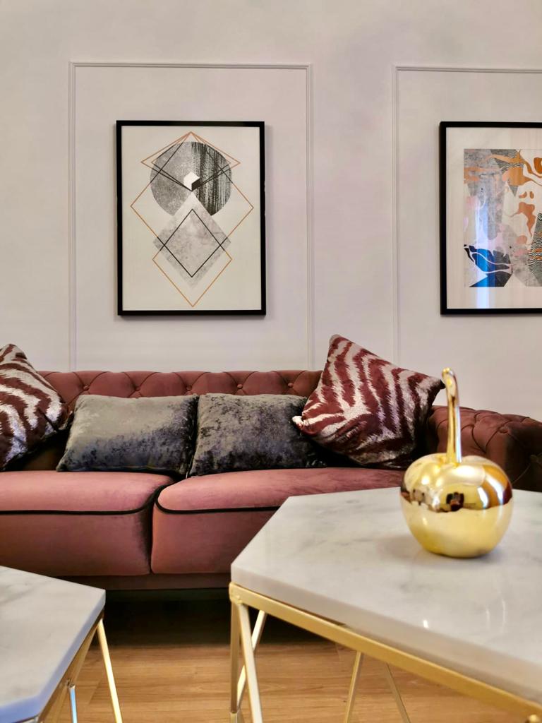 detaliu canapea visinie living folosita in renovarea apartamentului cu 2 camere din Ansamblul Rezidential H Pipera Lake