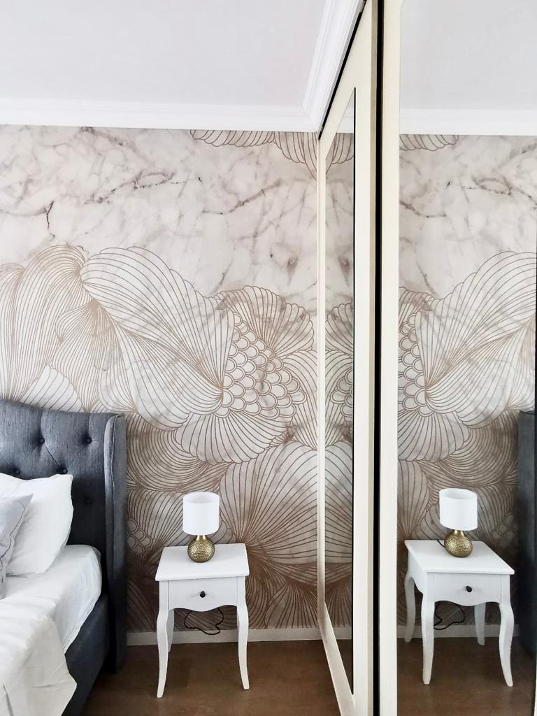 detaliu perete accent dormitor realizat cu fototapet 3D Opulence, Marble, personalizat, de la Rebel Walls