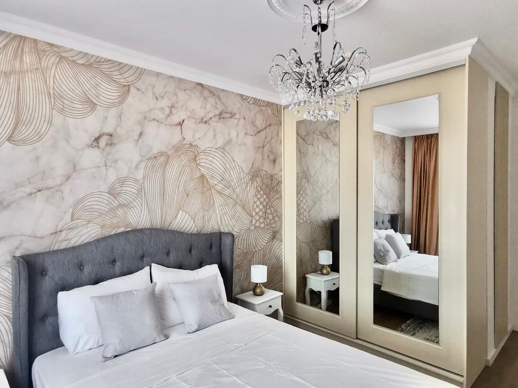 detaliu perete accent si dulap cu oglinzi, folosit in renovarea apartamentului cu 2 camere din Ansamblul Rezidential H Pipera Lake
