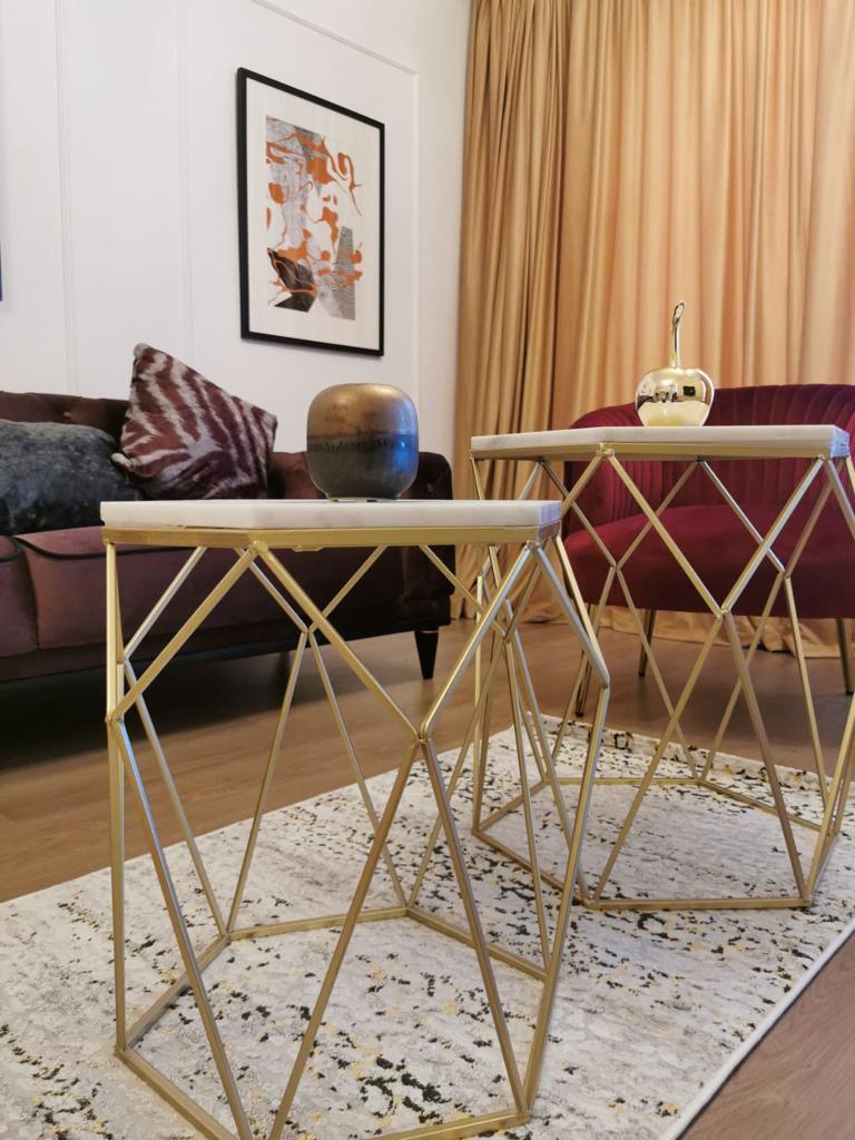 detaliu mese de cafea metalice aurii folosite in renovarea apartamentului cu 2 camere din Ansamblul Rezidential H Pipera Lake