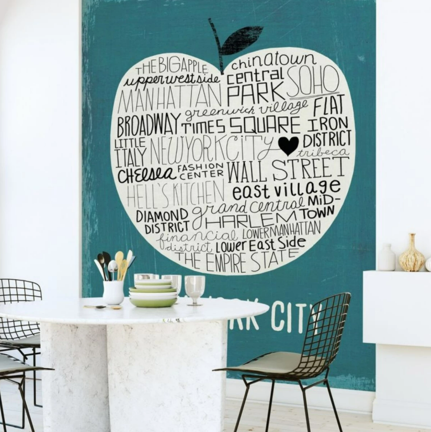 Fototapet Big Apple, personalizat, Photowall, intr-o incapere cu masa rotunda alba pe care se afla farfurii, pahare si un vas cu tacamuri si doua scaune negre