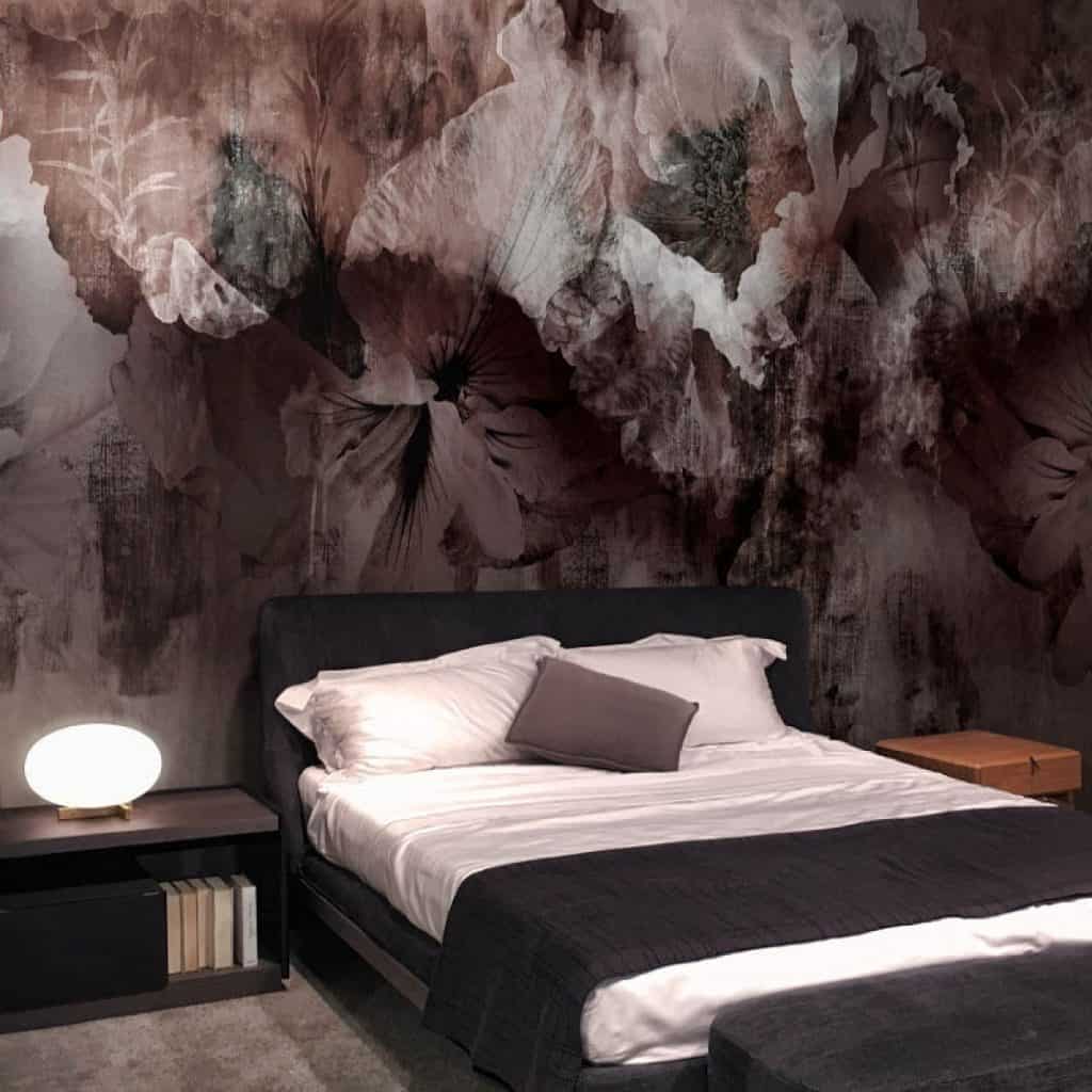 Fototapet contemporan Kama, personalizat, Idea Murale, intr-un dormitor cu pat cu tablie neagra, lenjerie alba si accesorii inchise la culoare, noptiera cu lampa alba si carti