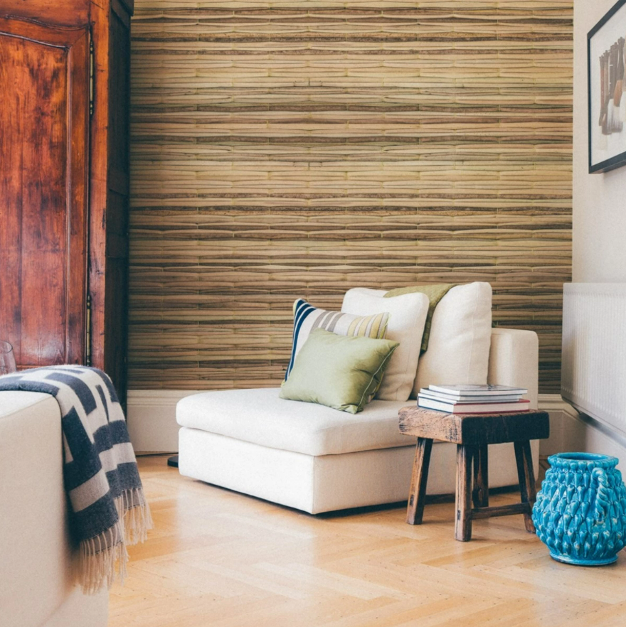 Fototapet Natural JO2718-1, TresTintas, intr-un living cu divan alb cu perne decorative, masuta din lemn cu reviste, vas decorativ turcoaz si dulap din lemn