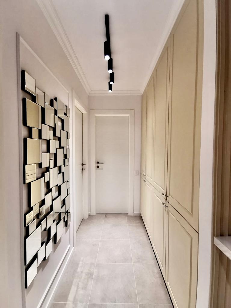detaliu hol intrare renovat din apartamentul cu 2 camere din Ansamblul Rezidential H Pipera Lake