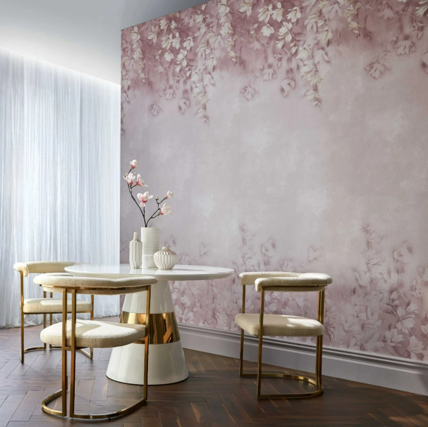 Tapet Trailing Magnolia, 1838 Wallcoverings, intr-un living cu masa rotunda alba, pe care se afla o vaza cu magnolie, doua vase decorative si trei scaune