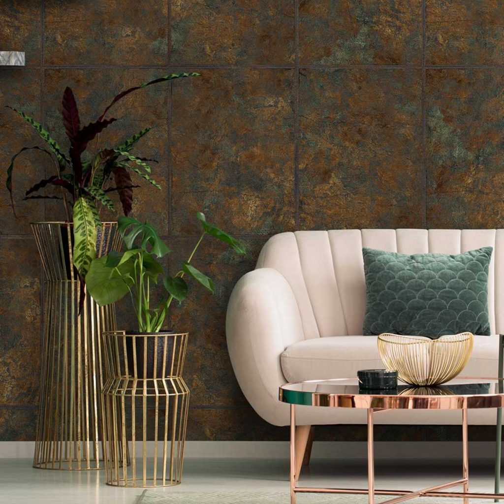 Tapet Bacchus, Feathr, intr-un living cu canapea alba cu perna verde, masuta de cafea metalica pe care se afla doua vase decorative si doua suporturi metalice pentru plante