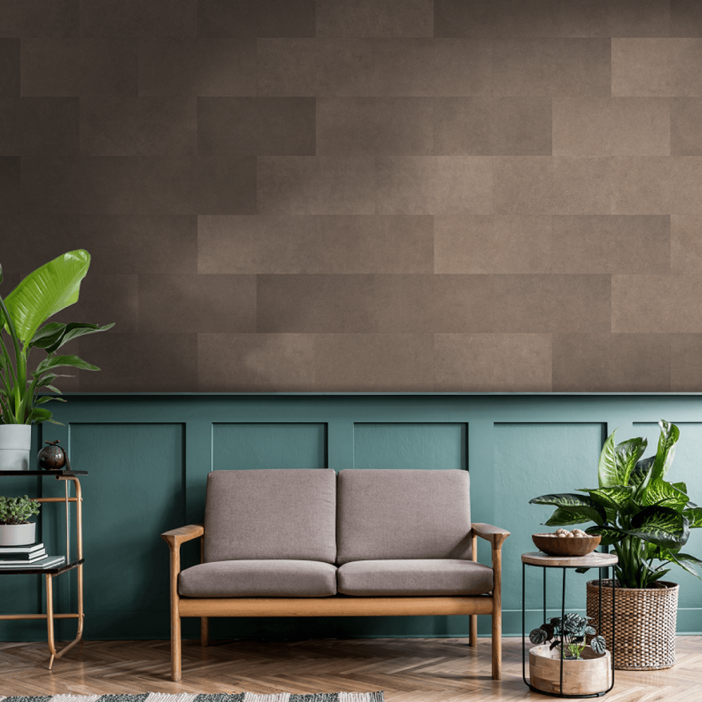 Tapet din piele naturala Lava, Enzo Pellini, intr-un living cu canapea cu doua locuri, plante decorative si masuta