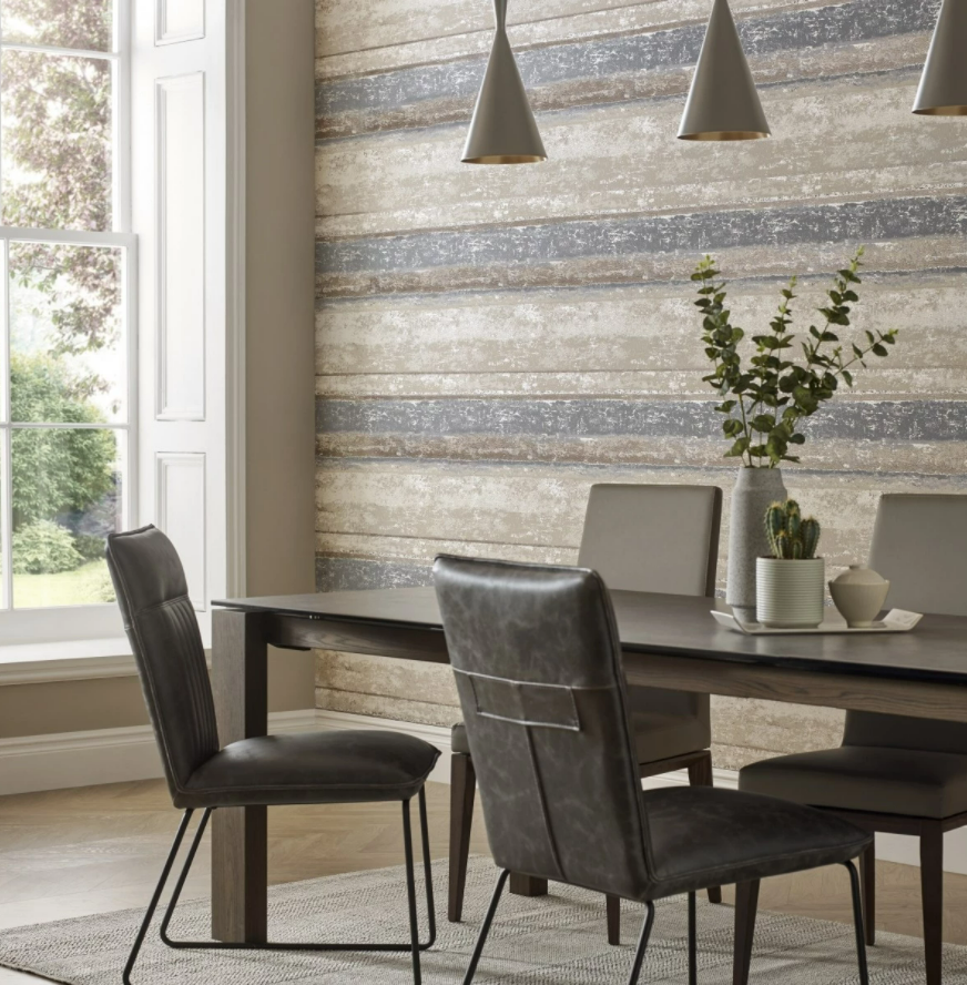 Tapet Linea, 1838 Wallcoverings, intr-o incapere cu fereastra, masa neagra lunga pe care se afla doua vase cu planta si patru scaune negre