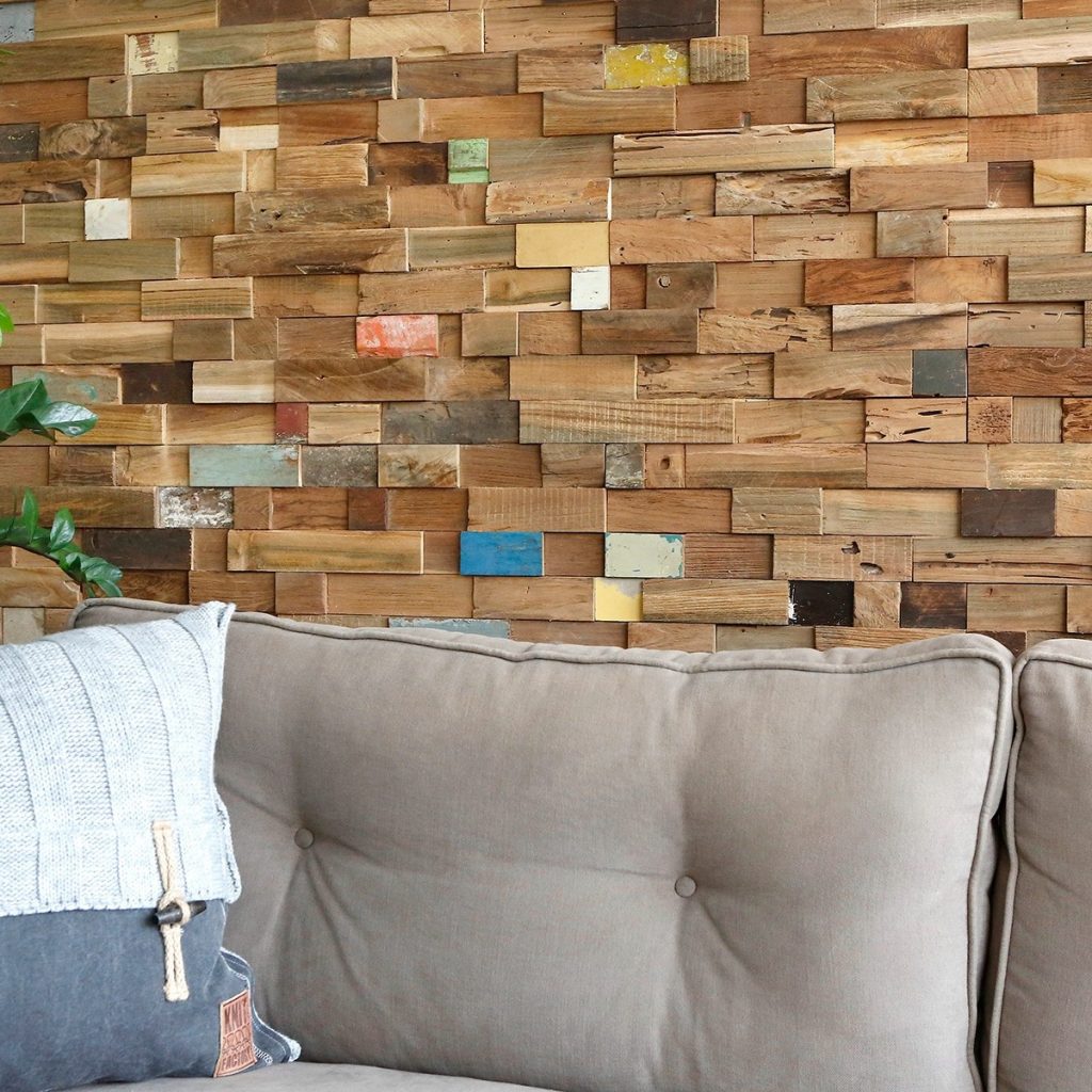 Panouri decorative 3D Tec Palma, TeakWall, in fata carora se afla spatarul unei canapele bej si o perna decorativa