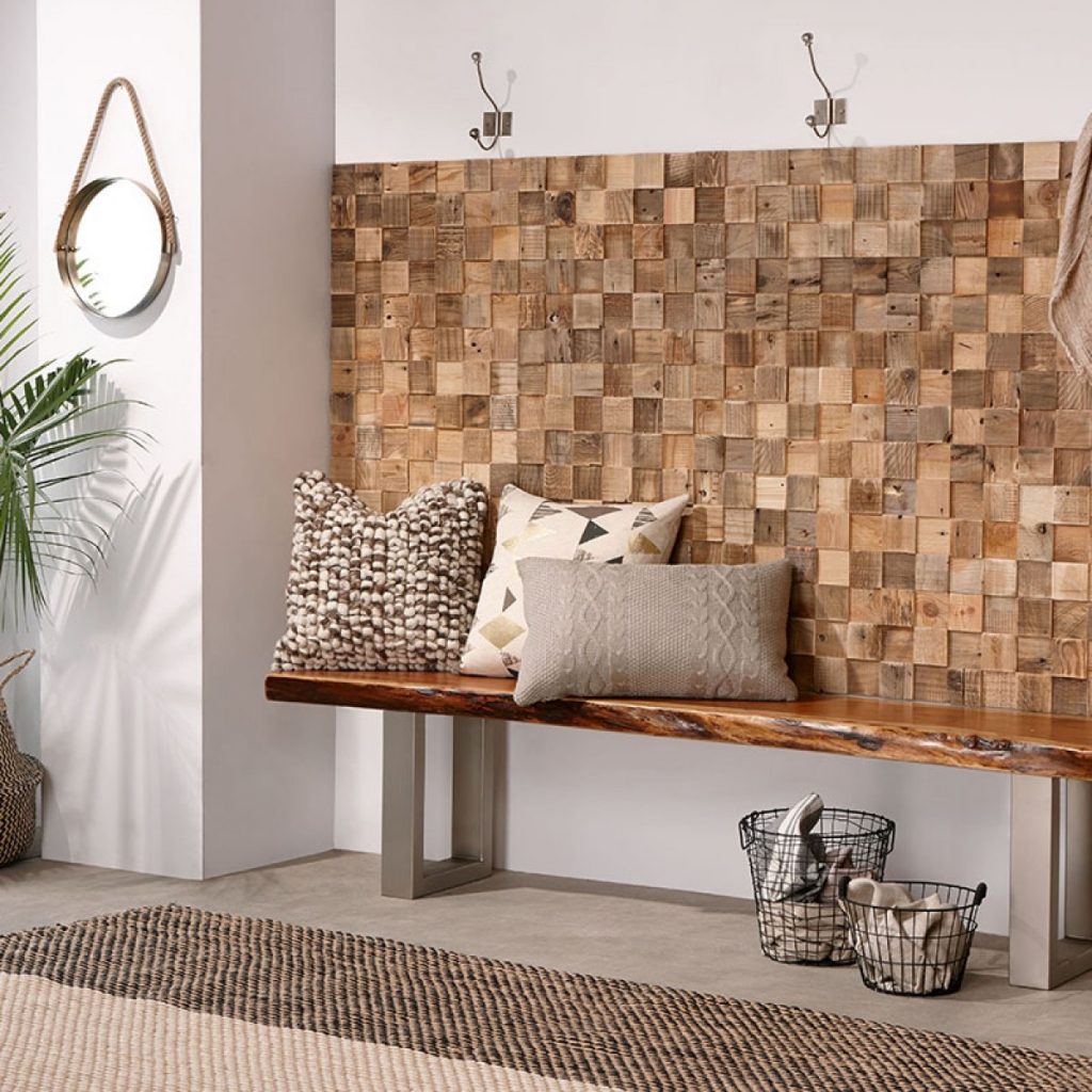 Panouri decorative din lemn reciclat Reclaimed, Cube, TimberWall, intr-un hol cu bancheta din lemn cu trei perne decorative, doua cuiere, doua cosuri si covor cu doua nuante