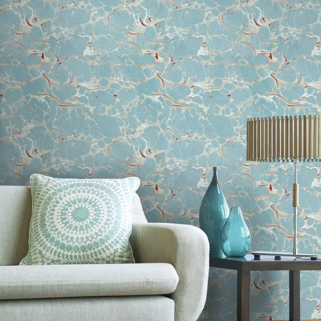 Tapet designer Marbled, Mindthegap, intr-un living cu canapea gri deschis, perna decorativa si masa cu doua vase decorative din sticla turcoaz si lampa