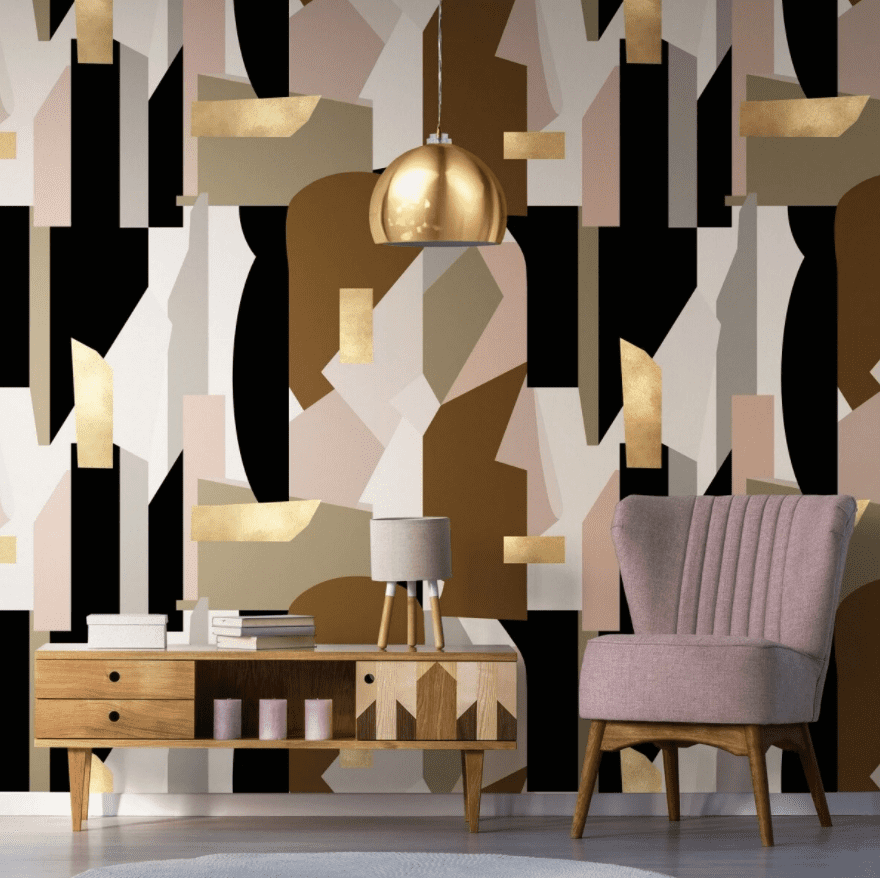 Tapet designer Human Nature, Mindthegap, intr-un living cu corp de iluminat suspendat auriu, fotoliu roz si comoda din lemn pe care se afla o lampa si carti