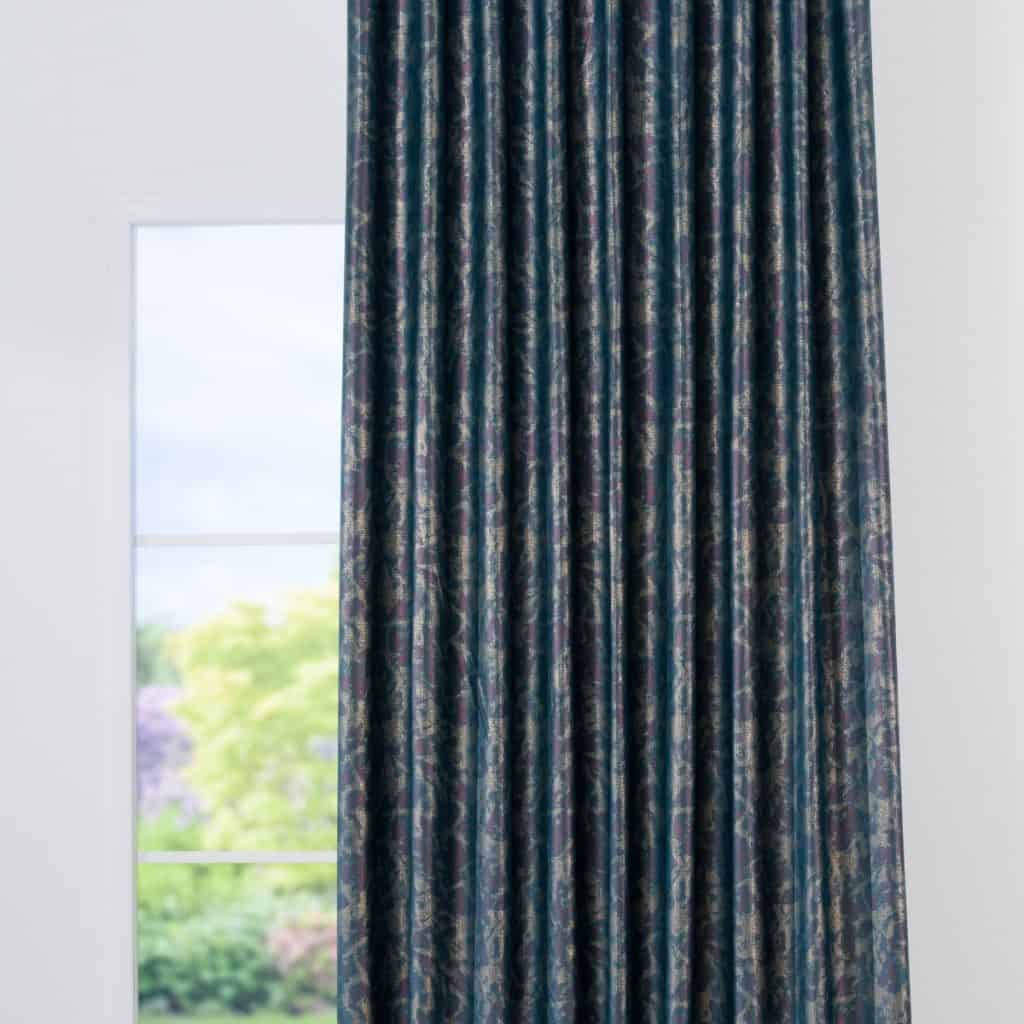 Draperie Zanzibar la o fereastra prin care se vede o gradina