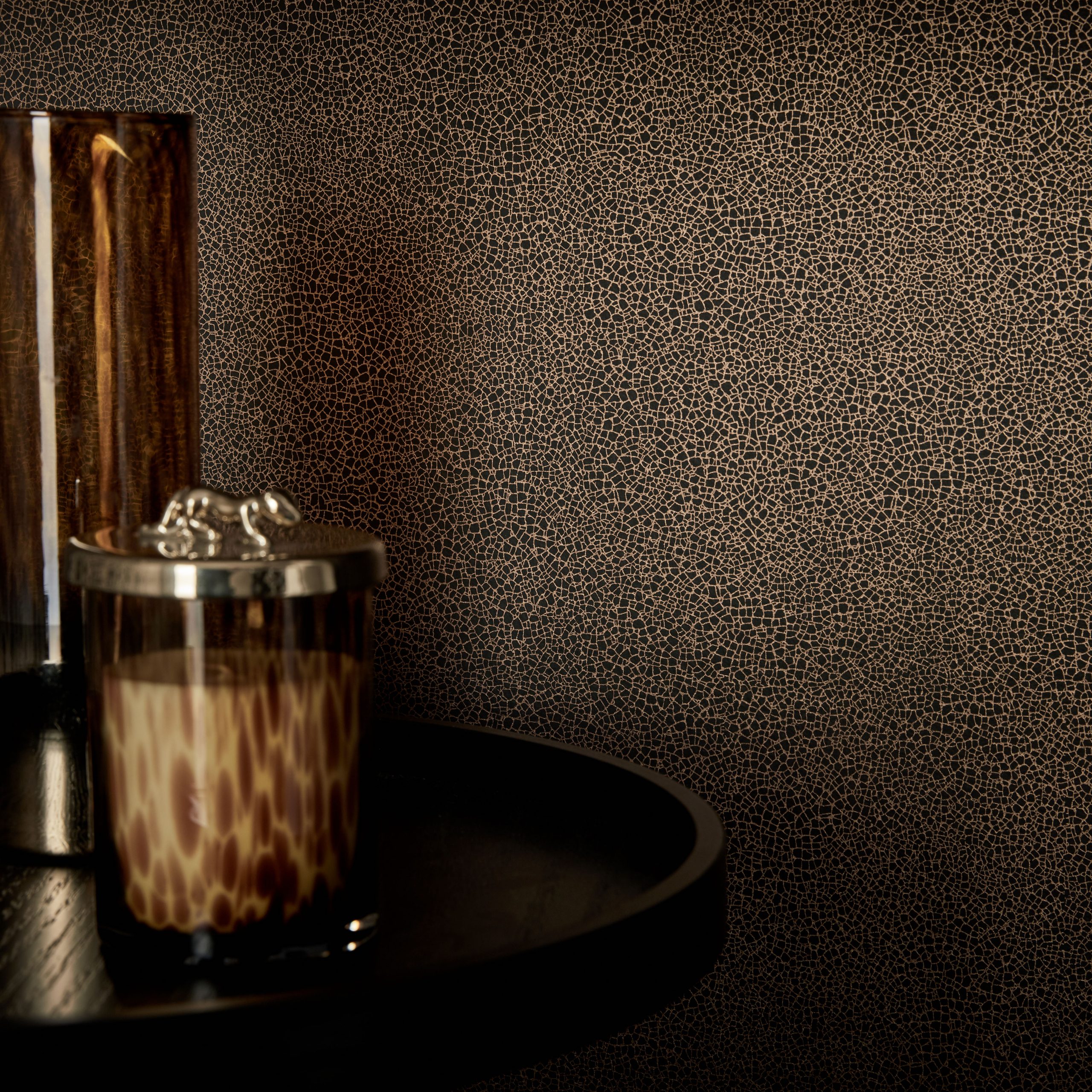 Tapet emile, jet black luxury crackle, 1838 wallcoverings, 5.3mp / rola 