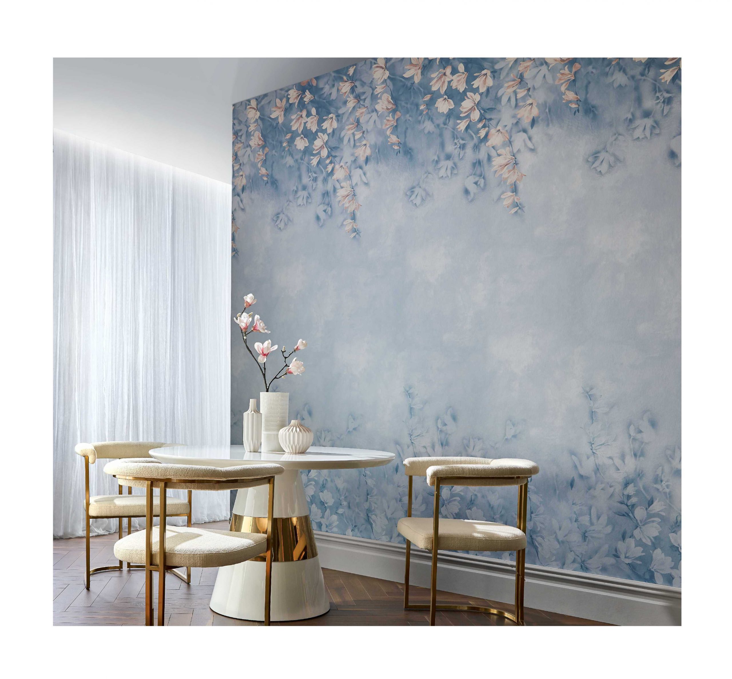 Tapet Trailing Magnolia, Chambray Blue Luxury Floral, 1838 Wallcoverings, 6.5mp / rola