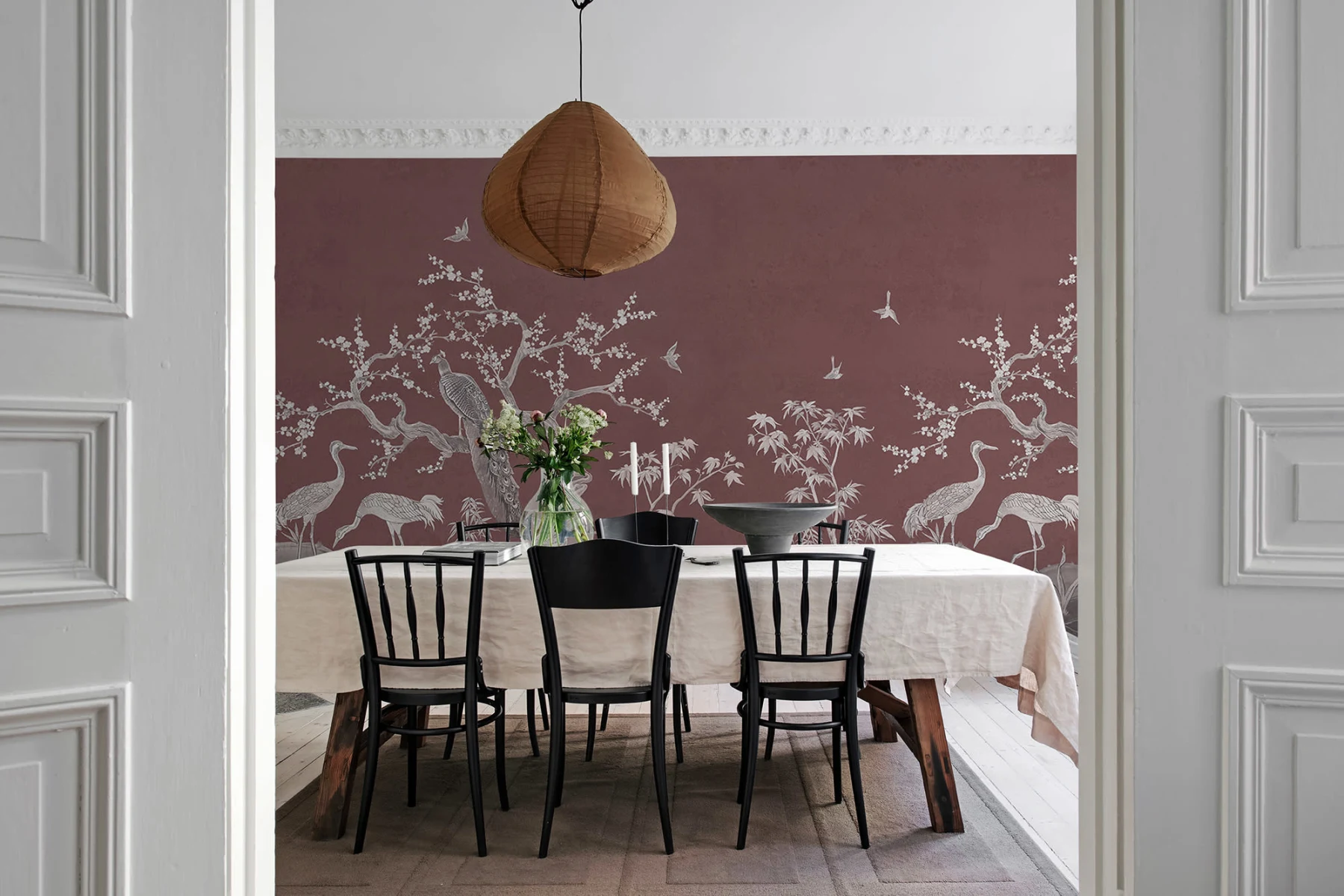 Tapet Chinoiserie Lace, Raspberry Red, Rebel Walls
