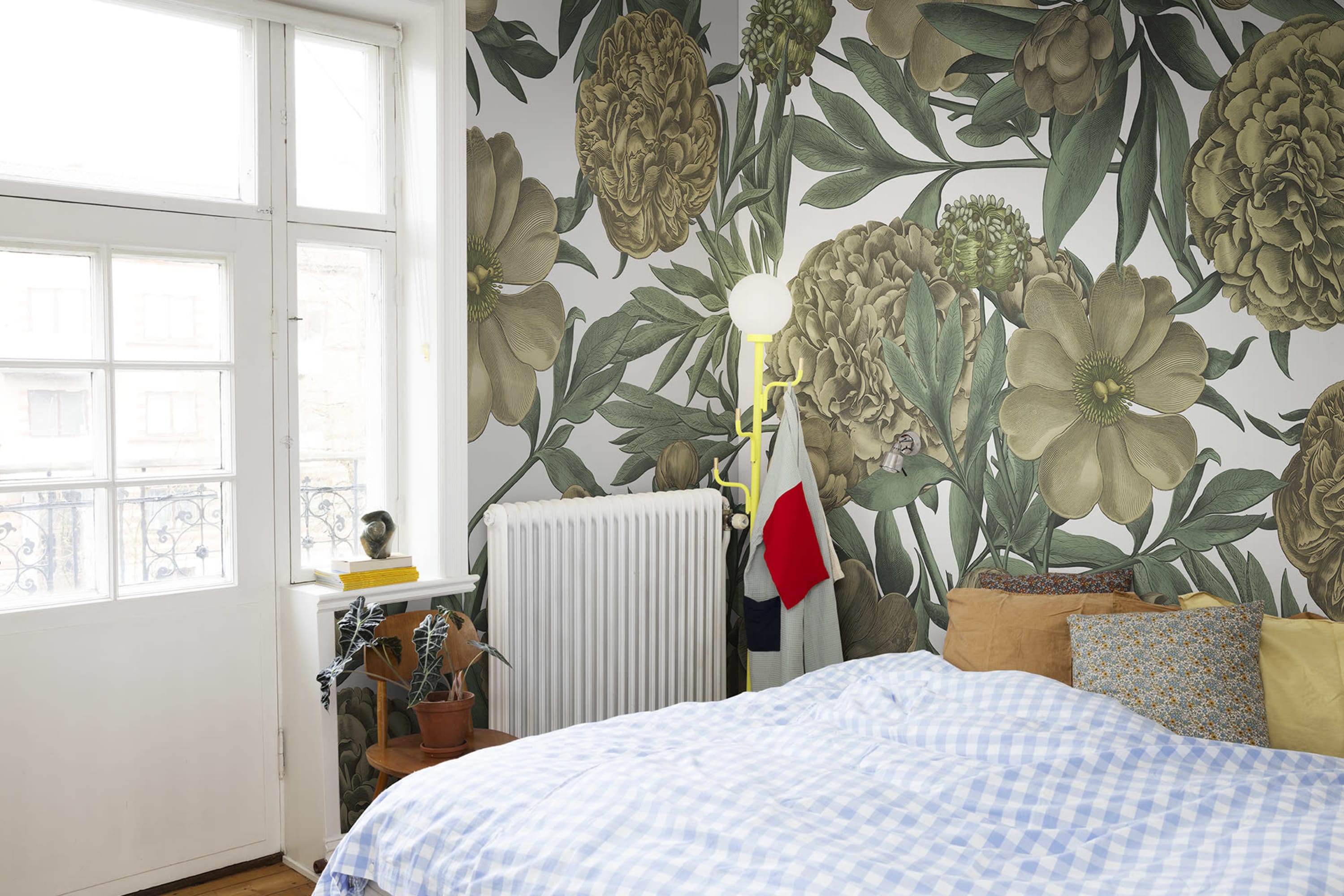 Tapet peony delight, saffron, rebel walls 