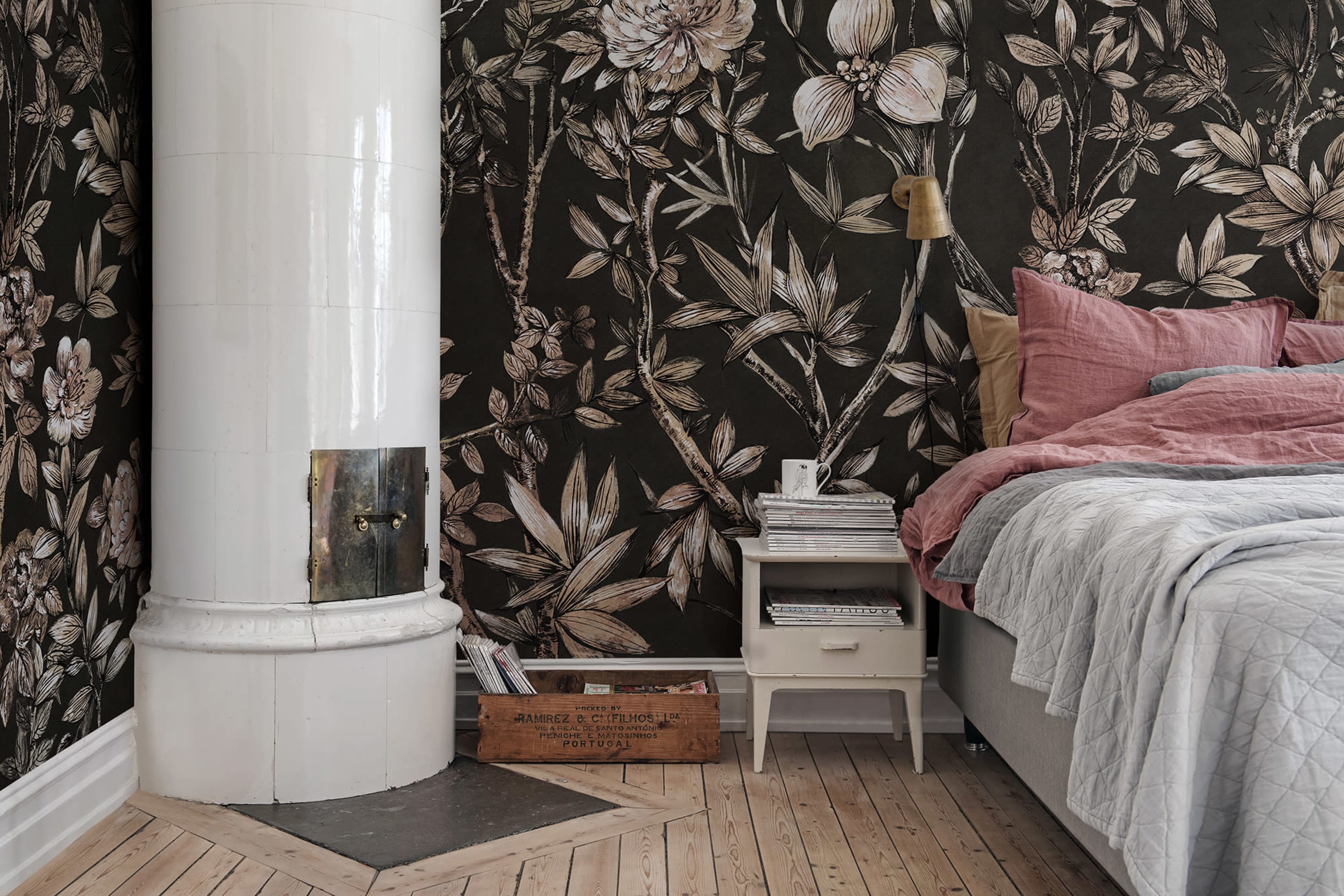 Tapet silk floral, midnight, rebel walls 