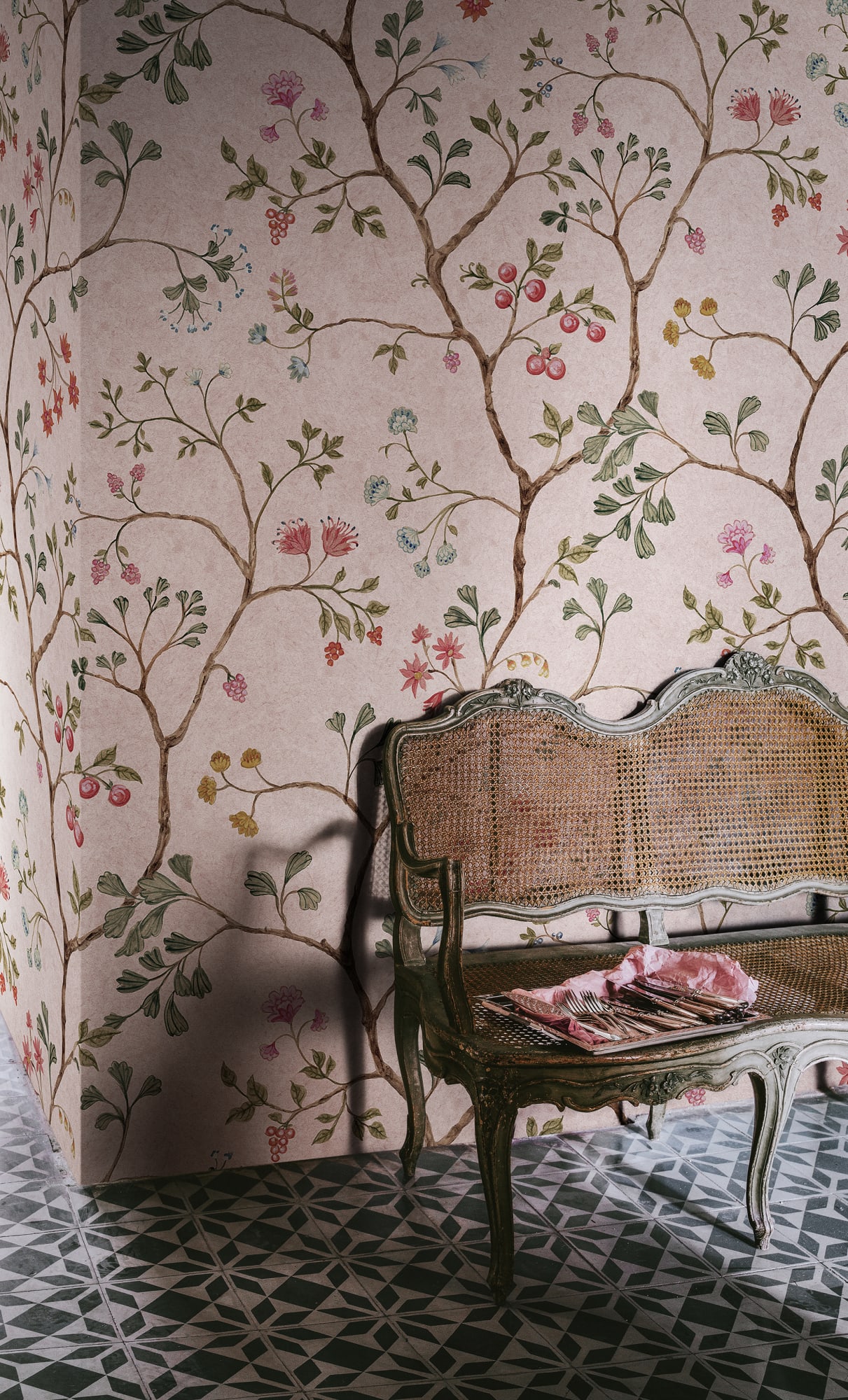 Tapet song tree, pink cherry, rebel walls 